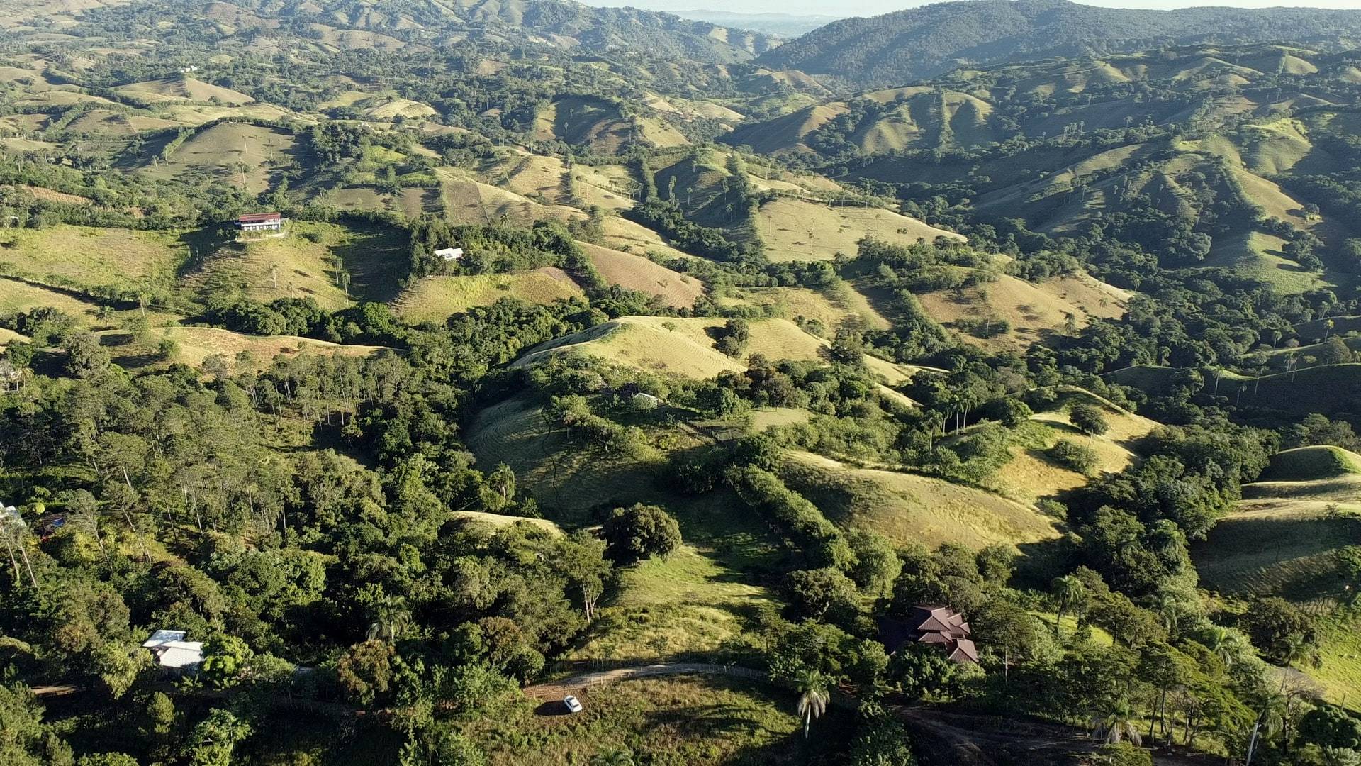 Luz cálida del atardecer moviéndose sobre las montañas de Jarabacoa