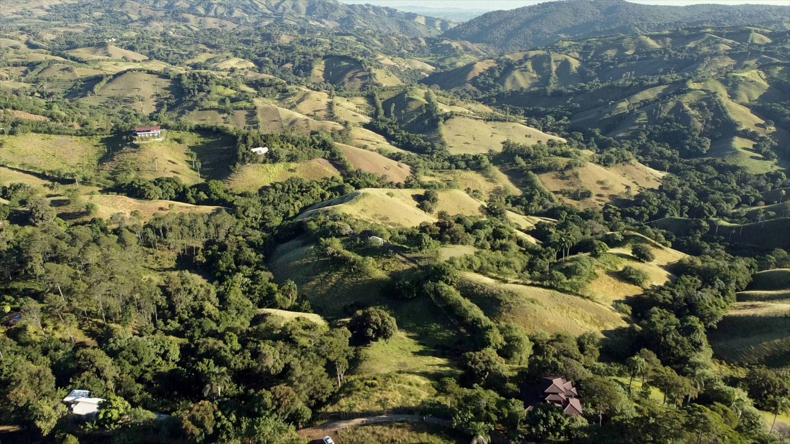 Luz de media tarde sobre las lomas verdes y escalonadas de Jarabacoa