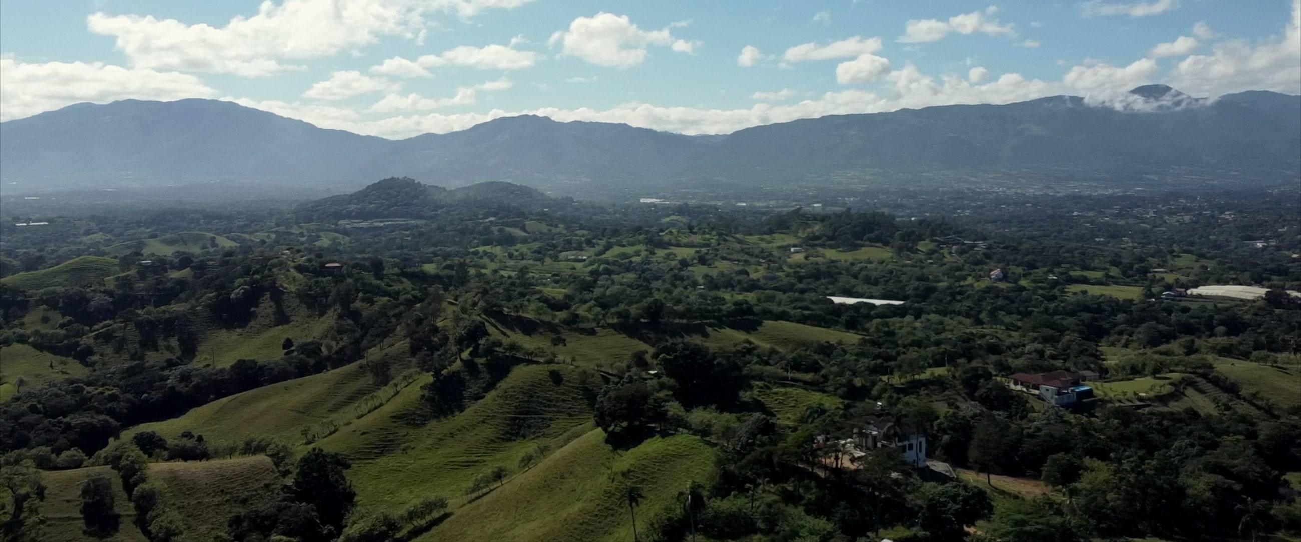 El valle de Jarabacoa abriéndose hacia una cordillera difuminada